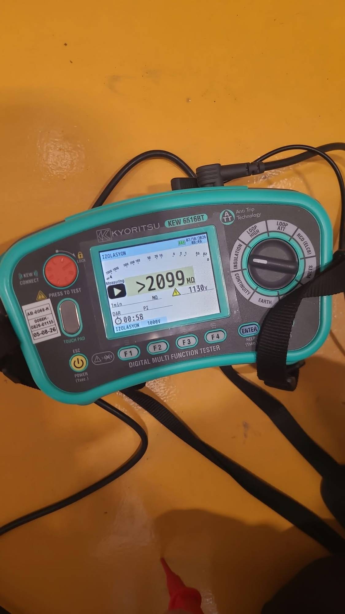 Kyoritsu KEW 6516BT yalıtım test cihazının ekranı: 1000 V test geriliminde 2099 megaohmun üzerinde sonuç.