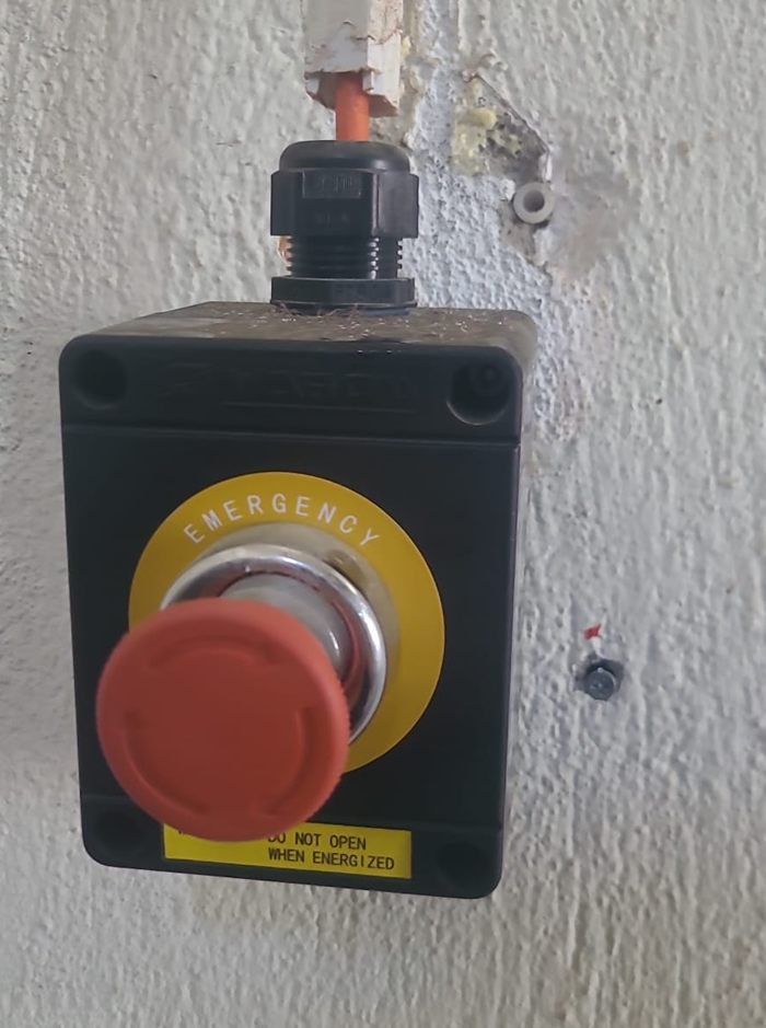 Ex tipi acil stop butonu kutusu; üstünde kablo rakoru, altında 'DO NOT OPEN WHEN ENERGIZED' uyarı etiketi.