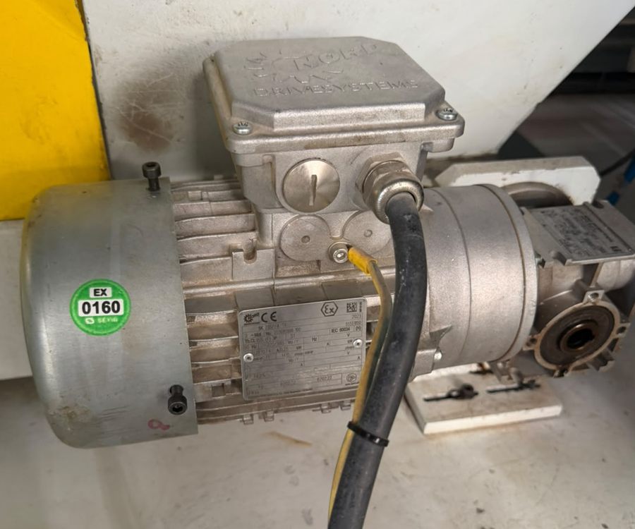 Ex sertifikalı redüktörlü elektrik motoru; gövdesinde yeşil EX 0160 onaylı kuruluş etiketi ve Ex işaretli bilgi plakası.