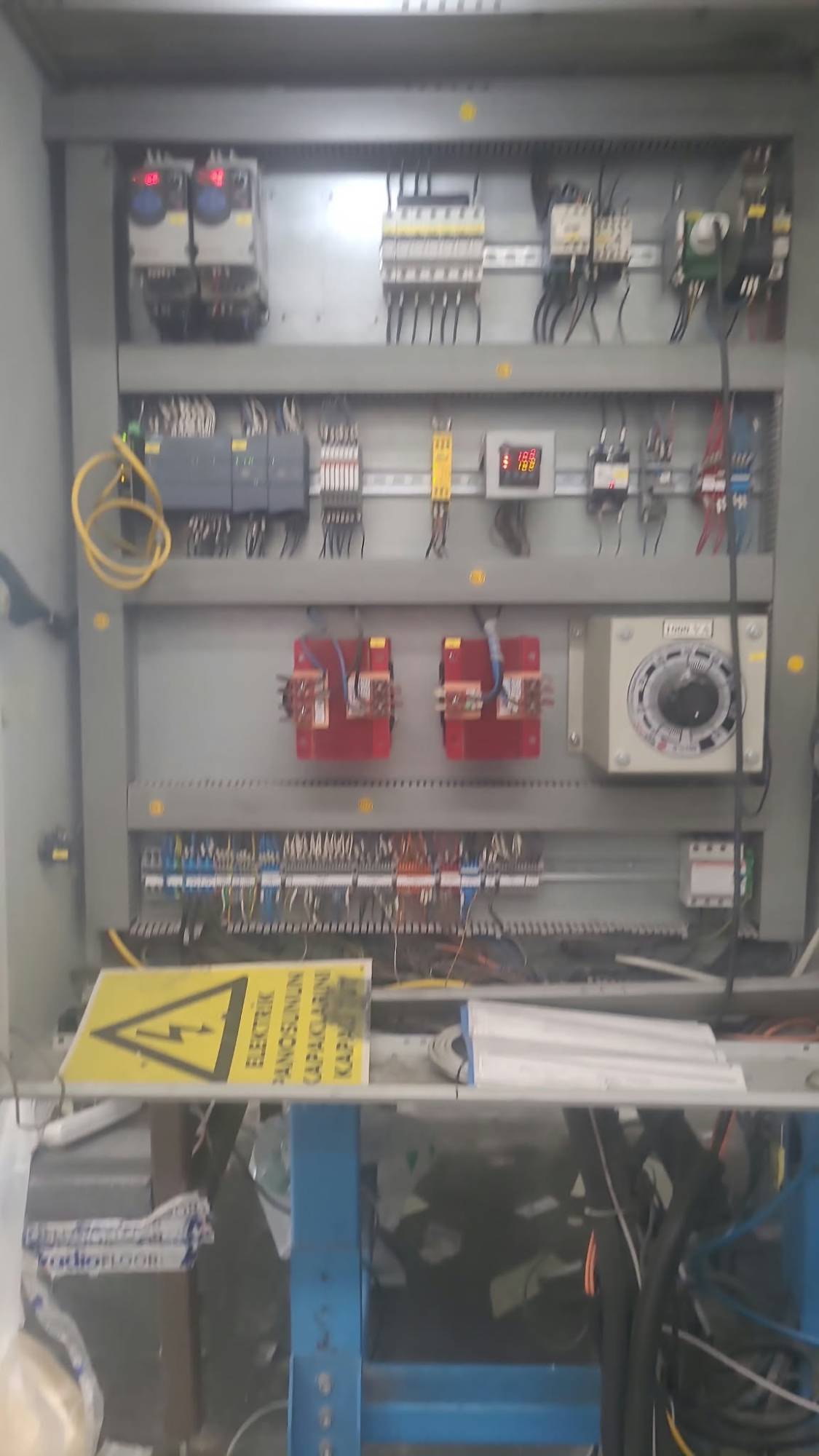 PLC modülleri, kondansatörler ve kumanda rölelerinden oluşan bir otomasyon panosu.
